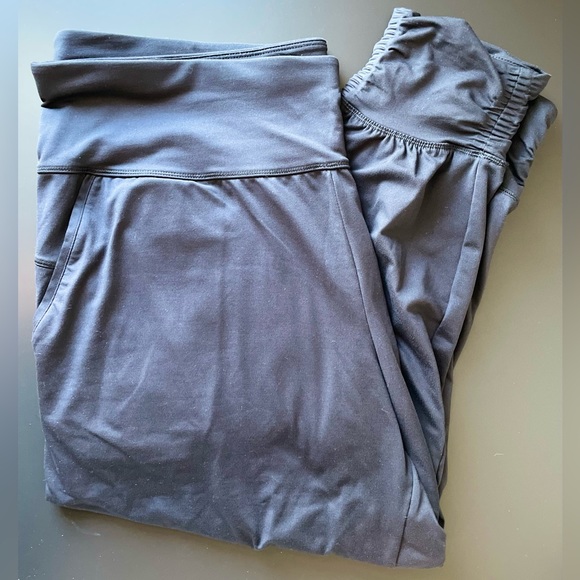 Black All In Motion Target Capri Leggings with Ruche - Picture 1 of 3